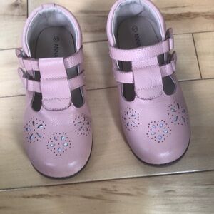 Annabow vintage style pink, leather shoes.